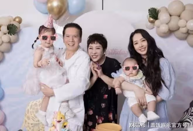 向佐郭碧婷合體逛街,女方狀態疲憊無交流,搭背動作破離婚傳聞