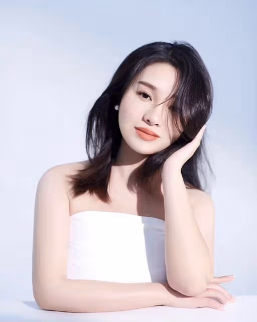巨興茂小15歲愛妻即將生產!手托孕肚膚白貌美,打扮貴氣大秀恩愛