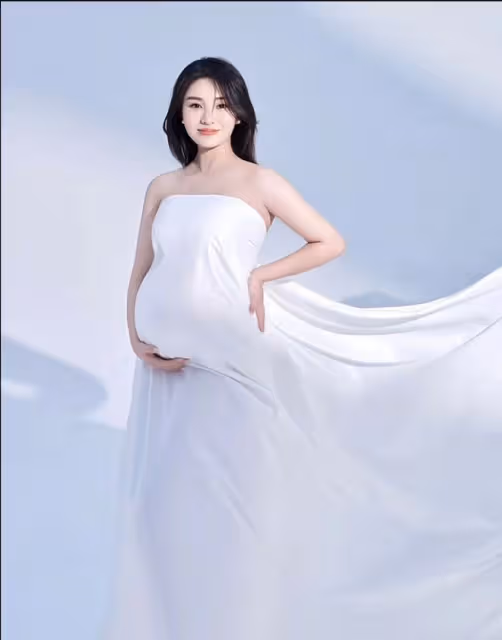 巨興茂小15歲愛妻即將生產!手托孕肚膚白貌美,打扮貴氣大秀恩愛