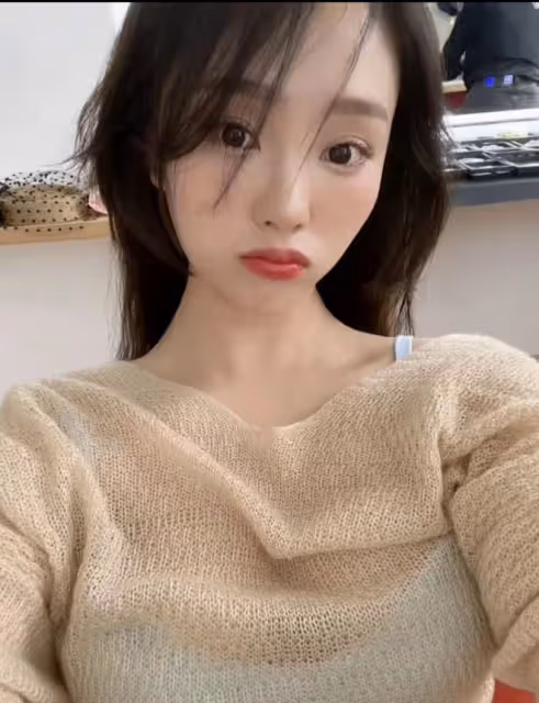 巨興茂小15歲愛妻即將生產!手托孕肚膚白貌美,打扮貴氣大秀恩愛