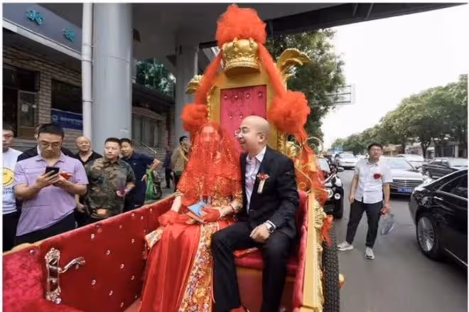 巨興茂小15歲愛妻即將生產！手托孕肚膚白貌美，打扮貴氣大秀恩愛