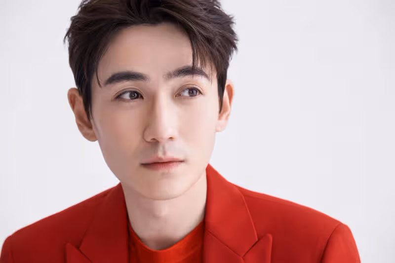 朱一龍生日當天新劇《叛逆者》官宣,寸頭造型曝光,驚喜連連
