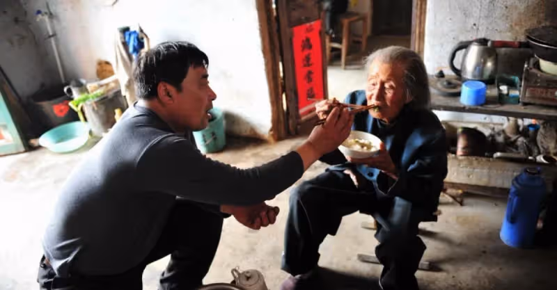 街邊老太突然昏迷，救了之後發現父母竟是因她而死，他卻養老太一輩子