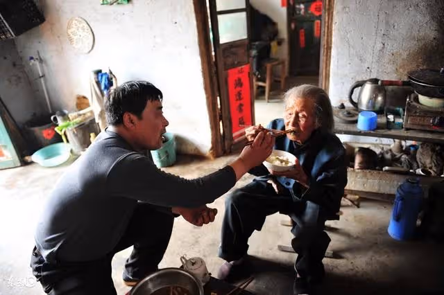 街邊老太突然昏迷,救了之後發現父母竟是因她而死,他卻養老太一輩子