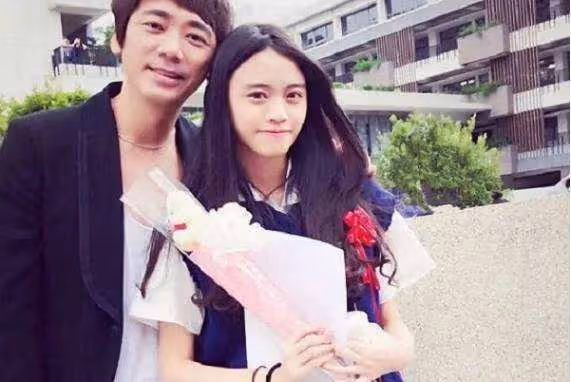 信女兒生母張鈺凰是個大美女，她回應「棄養」，稱自己沒有做錯事
