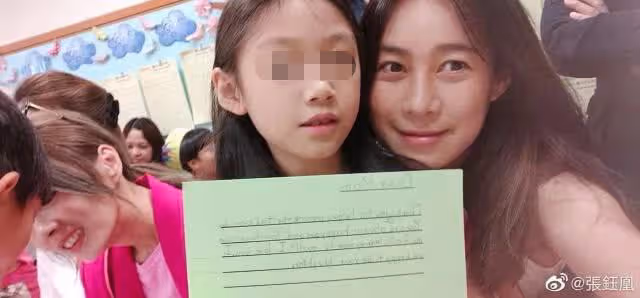 有一種「打臉」叫信的女兒,當年嫌她齙牙香腸嘴,如今美的令人心動