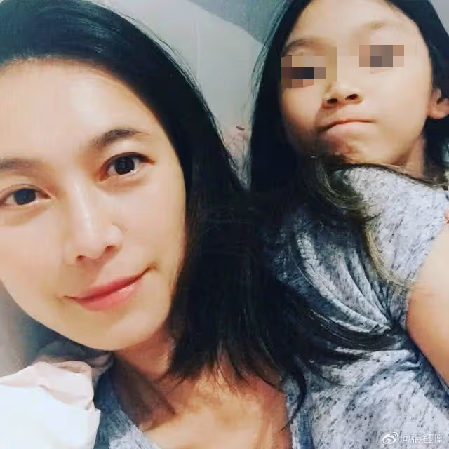 有一種「打臉」叫信的女兒,當年嫌她齙牙香腸嘴,如今美的令人心動