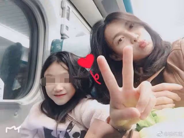 有一種「打臉」叫信的女兒,當年嫌她齙牙香腸嘴,如今美的令人心動