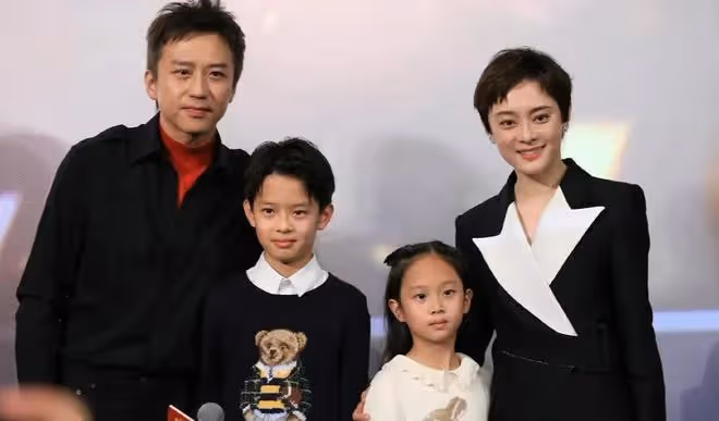 與郝蕾分手後,鄧超選擇孫儷,如今一家四口同框,羨煞旁人