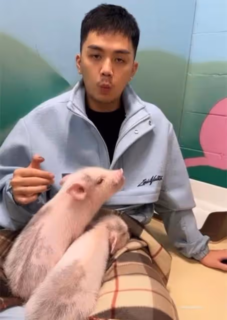 28歲男星與富婆妻子度蜜月，周遊列國太愜意，女方承擔一切開銷