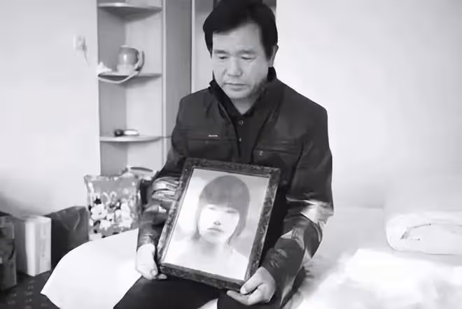 13年前叫囂「我爸是李剛」的李啟銘，出獄後刷牆為生，父親已失聯