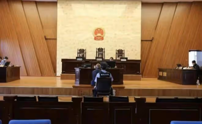 13年前叫囂「我爸是李剛」的李啟銘，出獄後刷牆為生，父親已失聯