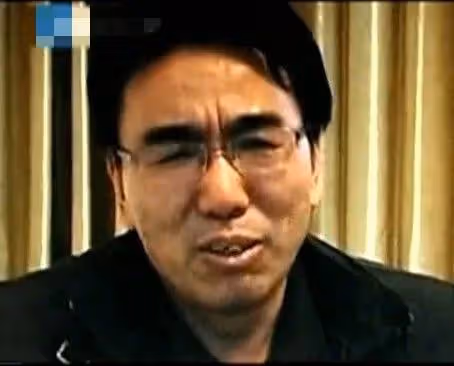 13年前叫囂「我爸是李剛」的李啟銘，出獄後刷牆為生，父親已失聯