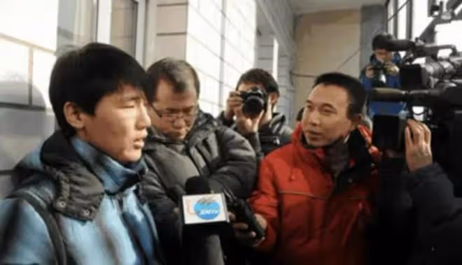 13年前叫囂「我爸是李剛」的李啟銘，出獄後刷牆為生，父親已失聯