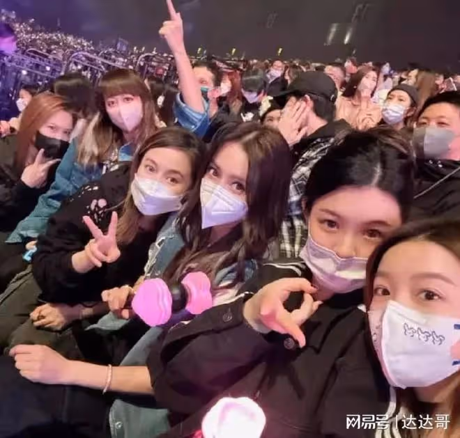 Angelababy香港朝聖BLACKPINK曬自拍 網友反應激烈