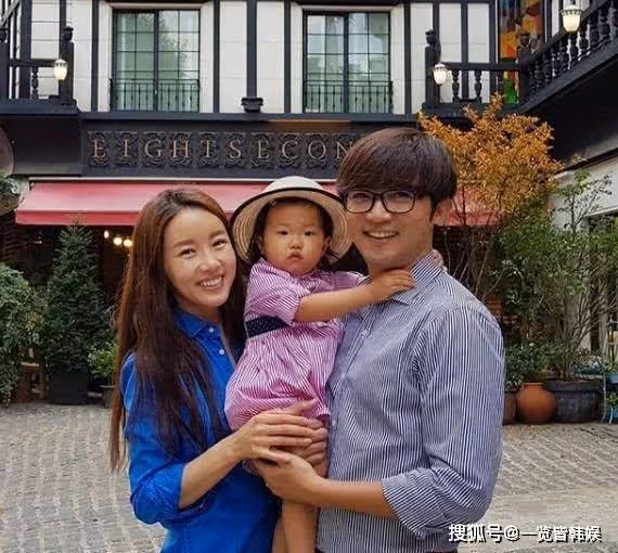 安在旭曬妻女近照分享幸福 曾與故人崔真實合作 年輕時是全面男神