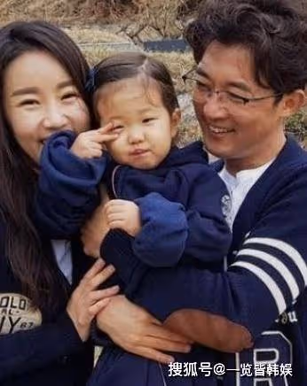 安在旭曬妻女近照分享幸福 曾與故人崔真實合作 年輕時是全面男神