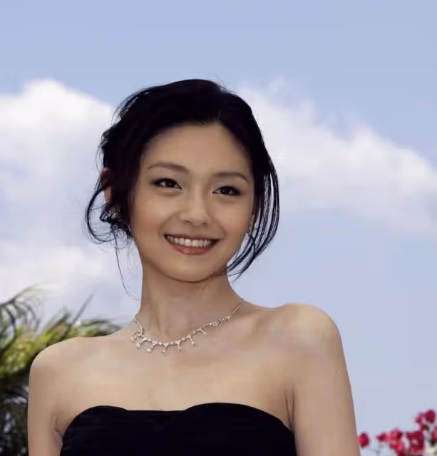 大S一直自稱「美女」，看完她年輕時候的照片，我才信了：氣質不簡單
