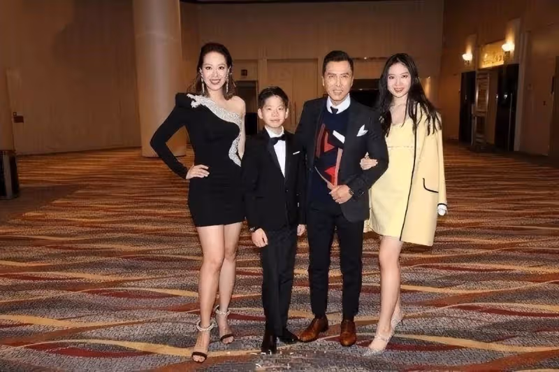 甄子丹一家四口罕露面,老婆穿露肩裙像貴婦,女兒身材不輸超模媽