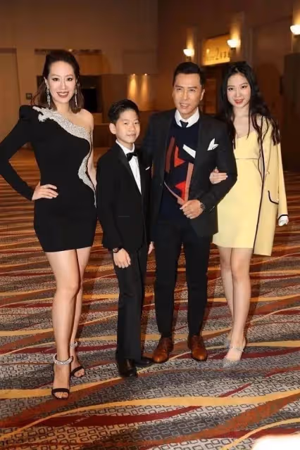 甄子丹一家四口罕露面,老婆穿露肩裙像貴婦,女兒身材不輸超模媽