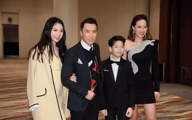 甄子丹一家四口罕露面,老婆穿露肩裙像貴婦,女兒身材不輸超模媽