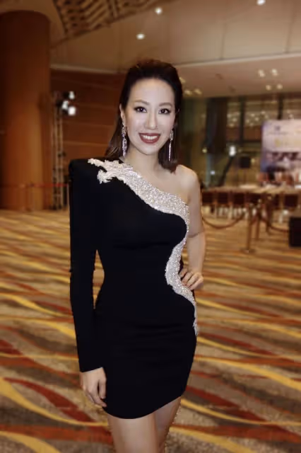甄子丹一家四口罕露面,老婆穿露肩裙像貴婦,女兒身材不輸超模媽