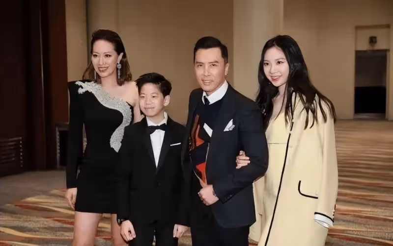 甄子丹一家四口罕露面,老婆穿露肩裙像貴婦,女兒身材不輸超模媽