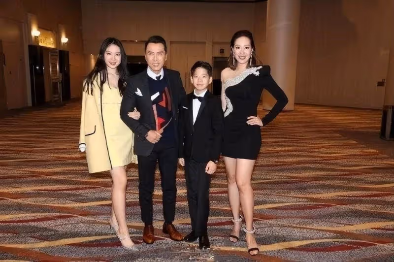 甄子丹一家四口罕露面,老婆穿露肩裙像貴婦,女兒身材不輸超模媽