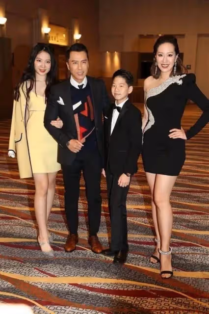 甄子丹一家四口罕露面,老婆穿露肩裙像貴婦,女兒身材不輸超模媽