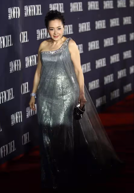 萬梓良前妻「64歲恬妞」仍風韻猶存！亮片「斜肩薄紗裙」又仙又美，但看臉真不像60多歲