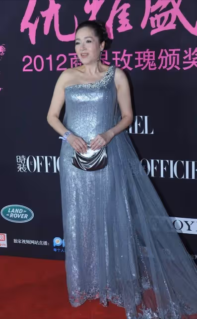 萬梓良前妻「64歲恬妞」仍風韻猶存！亮片「斜肩薄紗裙」又仙又美，但看臉真不像60多歲