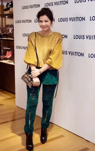 60歲關之琳同框62歲鐘楚紅比美,一個穿長裙時髦,一個穿綠褲超個性