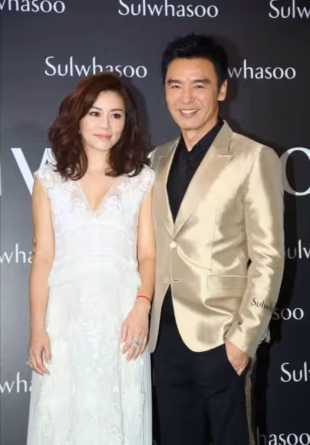 鐘鎮濤攜小12歲嬌妻露面,「57歲范姜」身段玲瓏太年輕,顏值不輸前妻章曉慧,網友:有福氣
