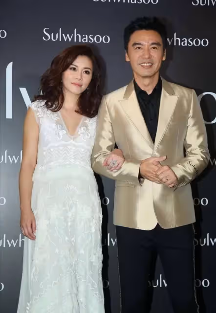 鐘鎮濤攜小12歲嬌妻露面,「57歲范姜」身段玲瓏太年輕,顏值不輸前妻章曉慧,網友:有福氣