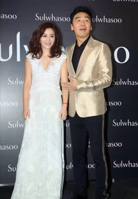 鐘鎮濤攜小12歲嬌妻露面,「57歲范姜」身段玲瓏太年輕,顏值不輸前妻章曉慧,網友:有福氣