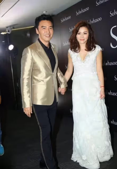 鐘鎮濤攜小12歲嬌妻露面,「57歲范姜」身段玲瓏太年輕,顏值不輸前妻章曉慧,網友:有福氣