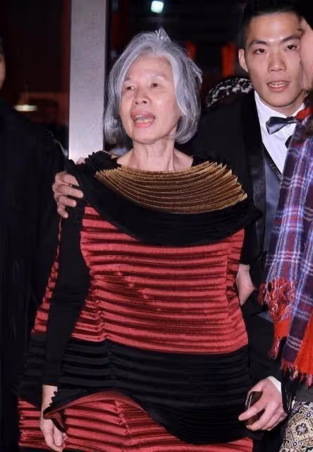 周杰倫媽媽有藝術家范兒!這麼前衛的裙子也敢穿,比走T台還時髦
