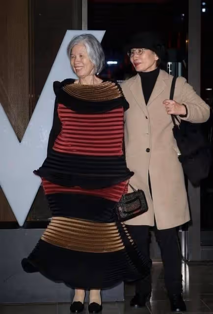 周杰倫媽媽有藝術家范兒！這麼前衛的裙子也敢穿，比走T台還時髦