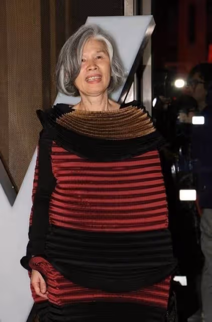 周杰倫媽媽有藝術家范兒！這麼前衛的裙子也敢穿，比走T台還時髦
