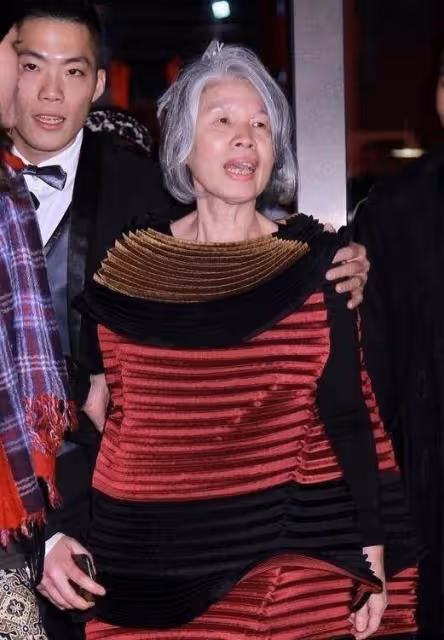 周杰倫媽媽有藝術家范兒！這麼前衛的裙子也敢穿，比走T台還時髦