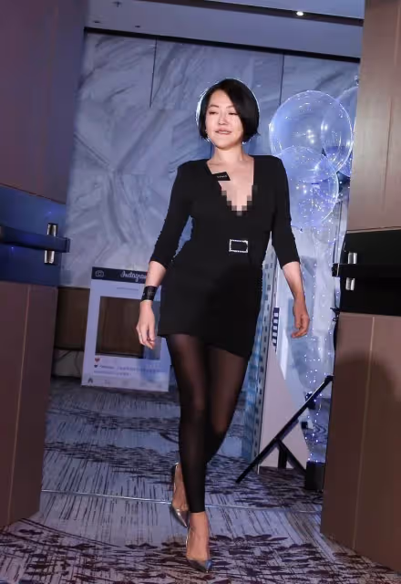 小S到底多自信?穿深V小黑裙秀S曲線,158的身高也有「尤物身材」