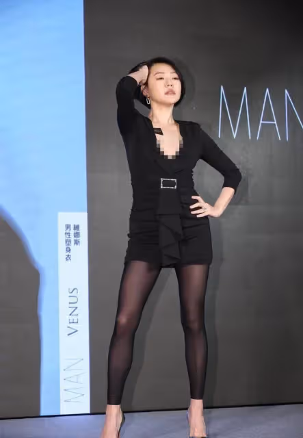 小S到底多自信?穿深V小黑裙秀S曲線,158的身高也有「尤物身材」