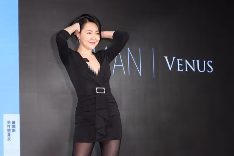 小S到底多自信?穿深V小黑裙秀S曲線,158的身高也有「尤物身材」