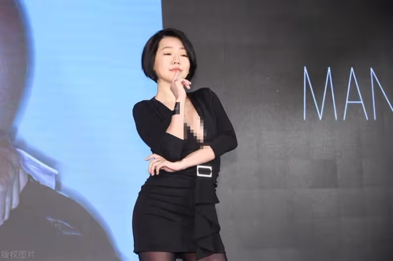 小S到底多自信？穿深V小黑裙秀S曲線，158的身高也有「尤物身材」