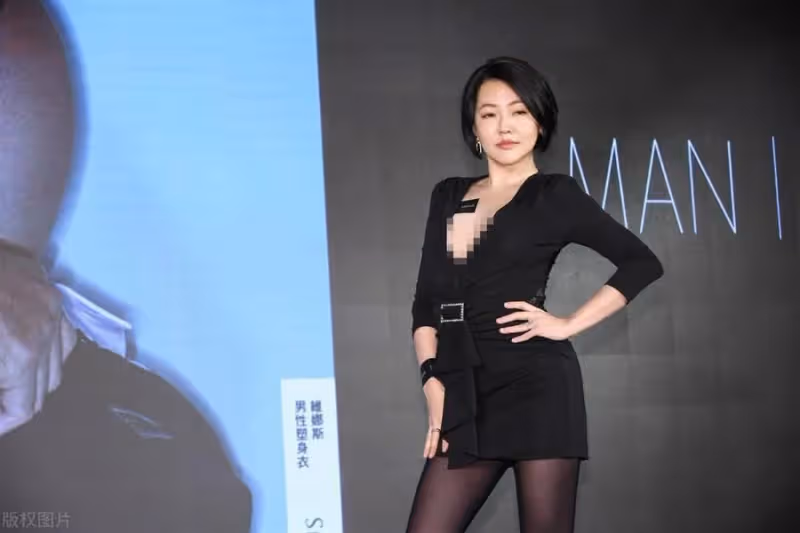 小S到底多自信？穿深V小黑裙秀S曲線，158的身高也有「尤物身材」