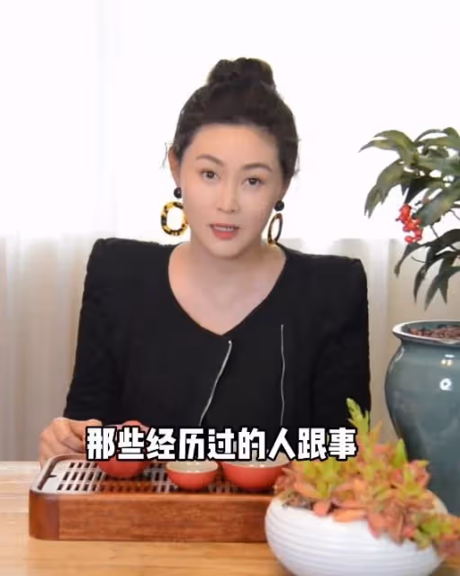 49歲「潘金蓮」王思懿曬近照！下巴尖五官怪異，磨皮濾鏡疑「變臉」失敗認不出