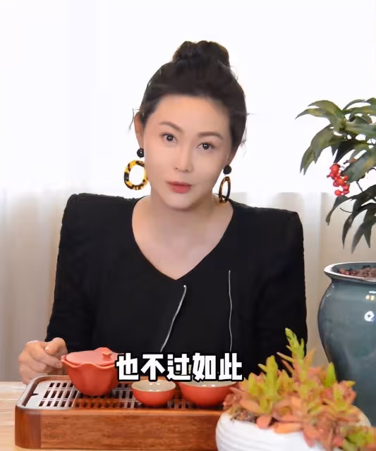 49歲「潘金蓮」王思懿曬近照！下巴尖五官怪異，磨皮濾鏡疑「變臉」失敗認不出