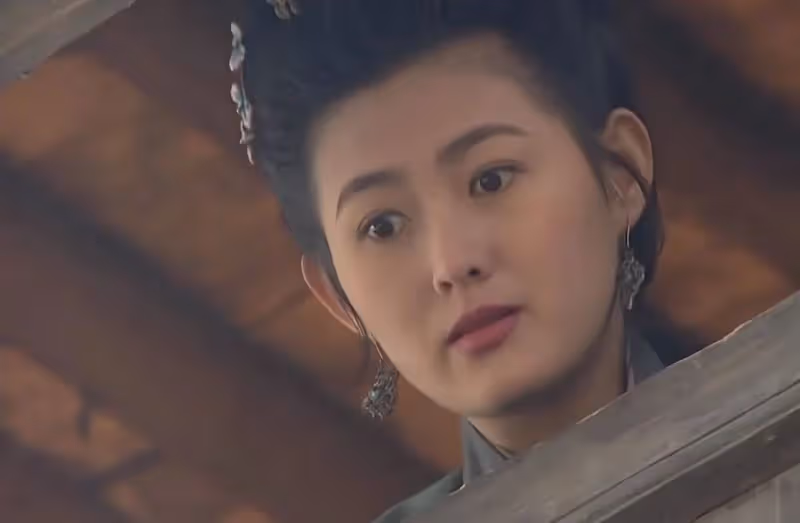 49歲「潘金蓮」王思懿曬近照！下巴尖五官怪異，磨皮濾鏡疑「變臉」失敗認不出
