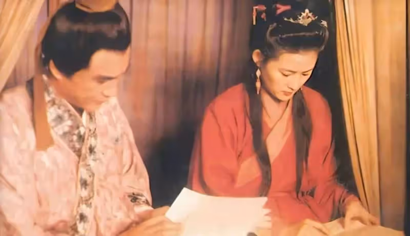 49歲「潘金蓮」王思懿曬近照！下巴尖五官怪異，磨皮濾鏡疑「變臉」失敗認不出