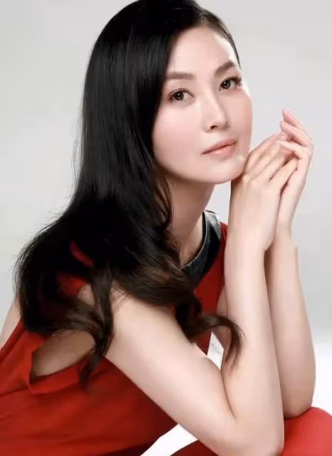 49歲「潘金蓮」王思懿曬近照!下巴尖五官怪異,磨皮濾鏡疑「變臉」失敗認不出